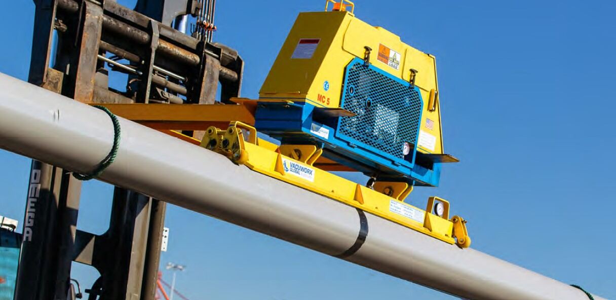 Vacuworx MC5 elevando tubería con montacargas