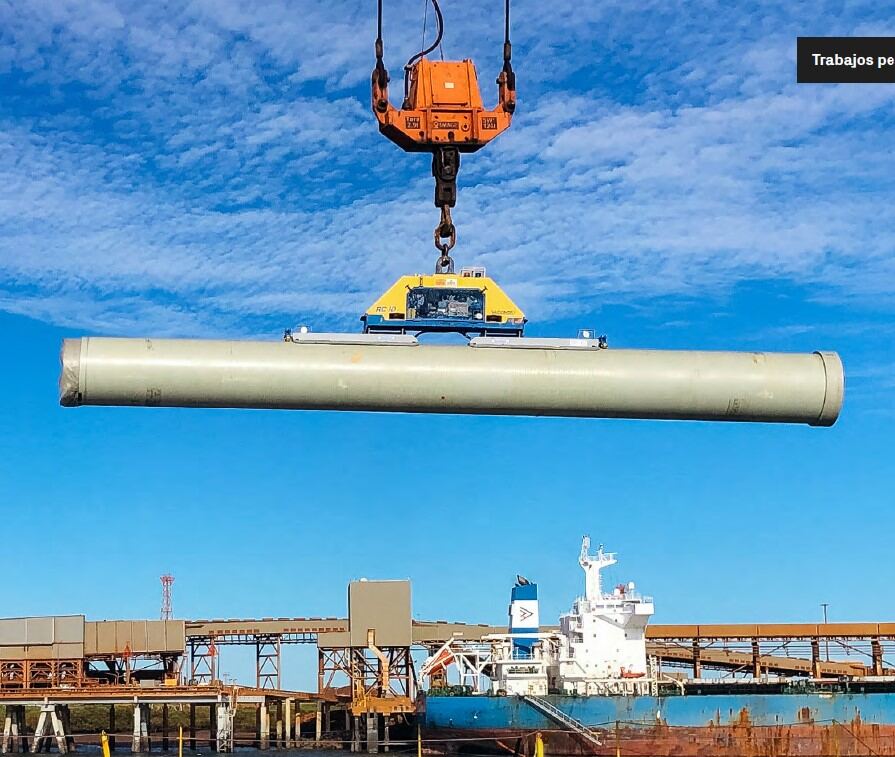 Vacuworx RC10 izando tubería en puerto